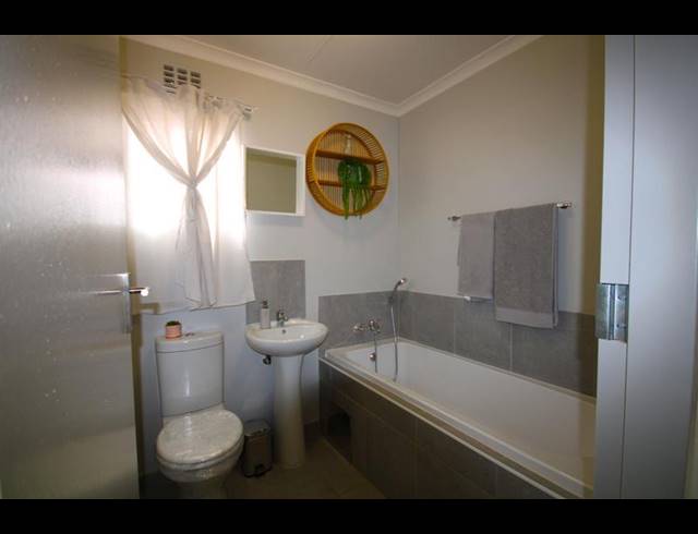 2 BEDROOM HOUSE FOR SALE IN CRYSTAL PARK